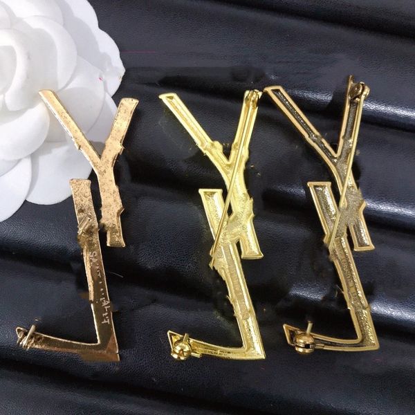 

vintage alphabetic thread brooch versatile classic accessories women 3 color optional, Gray