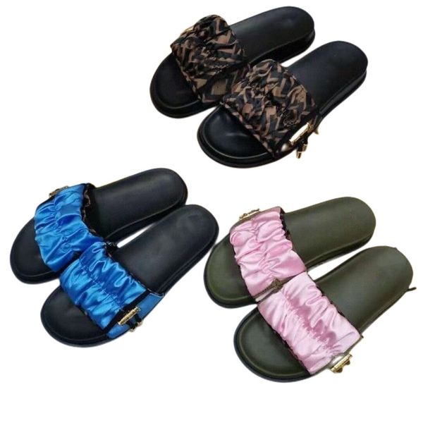 

2023 flat slippers pleated satin sandals metal buckle slip on women's summer designer leather rubber outdoor beach shoes, Black