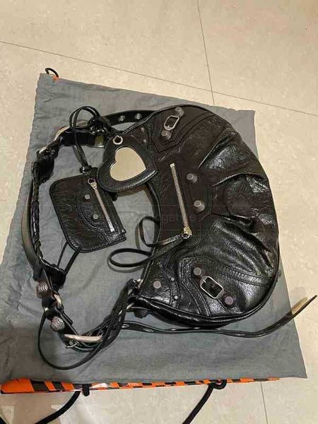 

balencaigahandbag le cagole three in one locomotive messenger dumpling moon tooth bag single shoulder