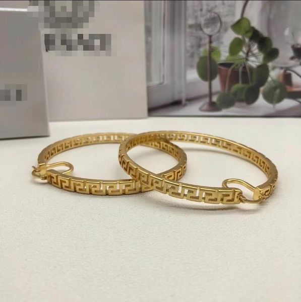 

fashion designed ear hoop exaggerated big v letter ladies round earings banshee medusa portrait brass 18k gold plated women ear stud designe, Golden;silver
