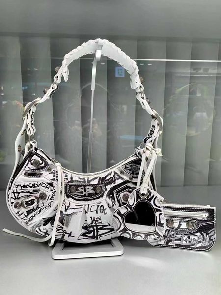 

aher max design leather balenicass biker bag 2023 aristocratic family autumn and winter graffiti axillary rivet tassel lower oblique back lo