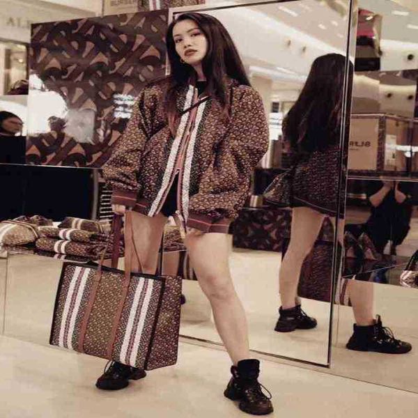 

burbrerys crossbody handbags bags burbrery onthego tote luxuries designers women bag purses totes designer woman handbag shoulder wallet par