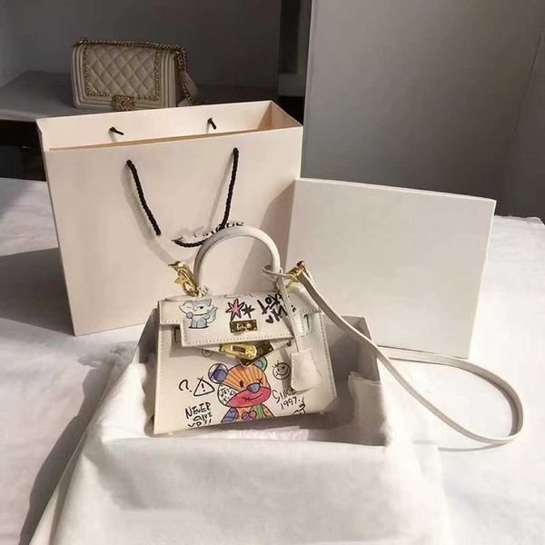 

aher max handheld herme designer bags fashion summer versatile bear graffiti women 2023 new crossbody