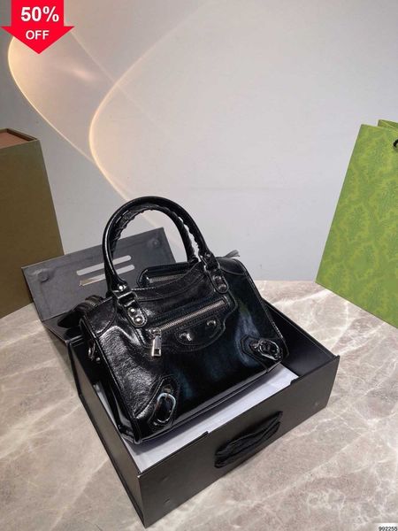 

female luxury designer handbag new fashion personality small fresh single shoulder messenger bag gift box factory low price direct sales