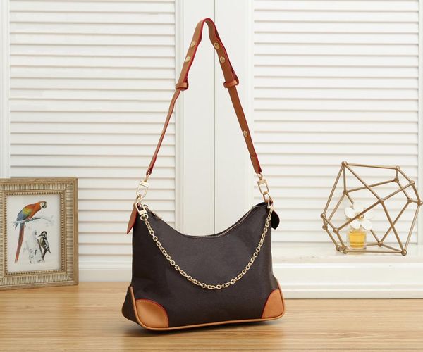 

classic print adjustable shoulder strap for a stylish cross-shoulder handbag