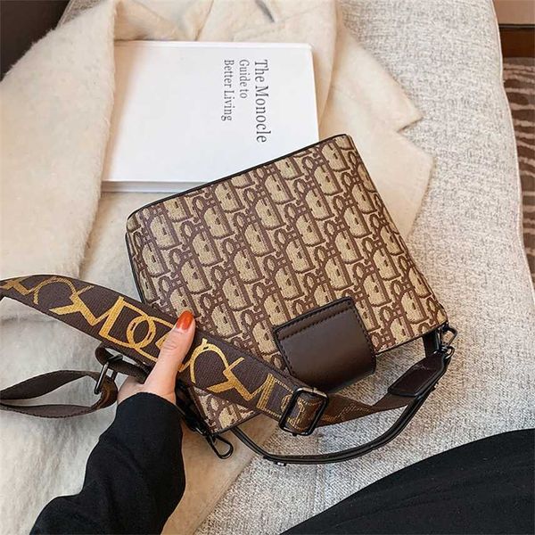 

bucket women new fashion spring summer woolen bag wide version with one shoulder messenger pu letter women's bag purses sale, Black;red