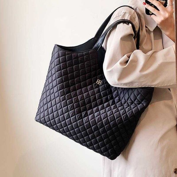 

hand lingge embroidered large capacity women's leisure commuter shoulder bag in autumn and winter 2022 versatile portable tote bag