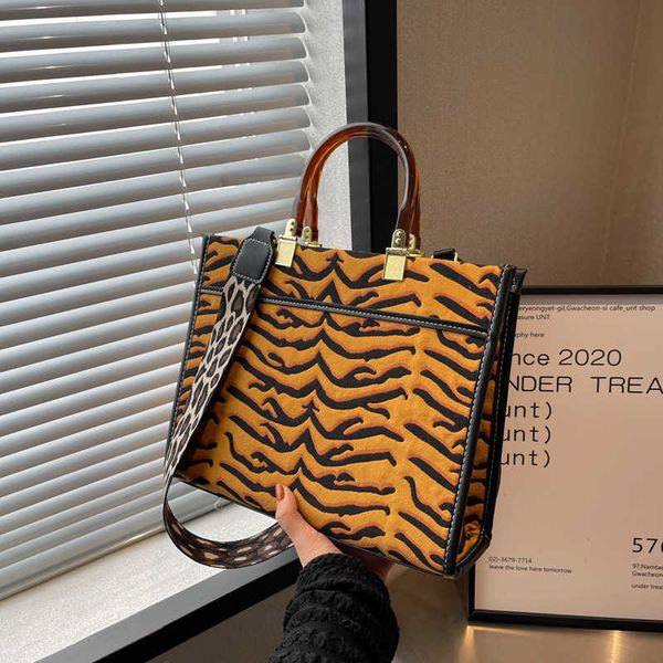 

hand autumn and winter high-capacity tote for women 2022 canvas printed tiger pattern hand commuting shoulder messenger bag