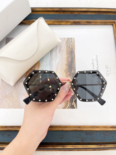 

2022 catwalk style fashion sunglasses 2035 square thick plate frame lens with crystal decoration avant-garde design outdoor uv400 protective, White;black