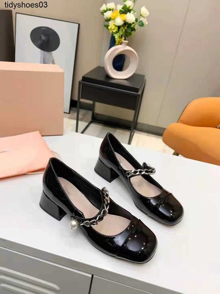 

miu designers rois shoes 2021 spring and summer new thick heels women's shoes patent leather mary jane pumps mid jeweled heel size 34-4, Black