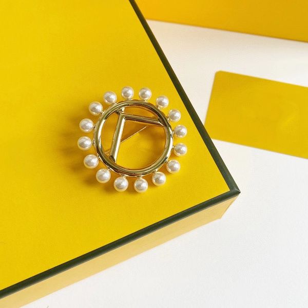 

desinger womens brooch diamond circle brooch stylish mens light luxury brooches classic fashion all match exquisite brooches d22111401jx, Gray