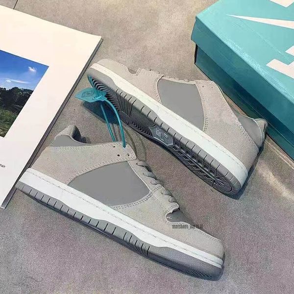 

2022 mens women designer low running shoes dunksb university blue chill strangelove acg sean cliver holiday special mens skate sports sneake, Black