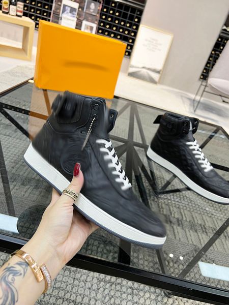 

2023 men luxury designer pocket boots martin boot rubber boots mens knee lace up shoes glossy leather fashion comfortable casual warm man bo, Black