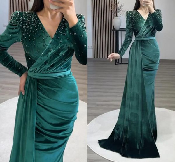 

green mermaid evening dress 2023 floor length long sleeve v neck pearls velvet prom formal goowns robe de soiree vestidos fiesta, Black;red