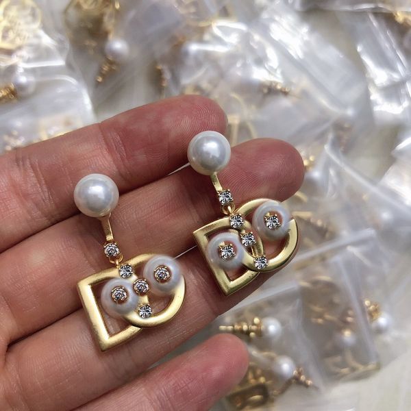 

sweet intellectuality studs crystal diamonds earrings d letters white pearls pendants 18k gold plated anti allergy women's ear clip des, Golden;silver