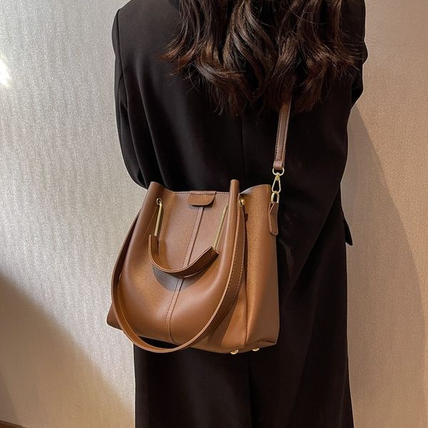 

evening bags yilian bag woman autumnwinter 2023 fashion crossbody bag explosive style senior sense one shoulder portable bucket bag 221118