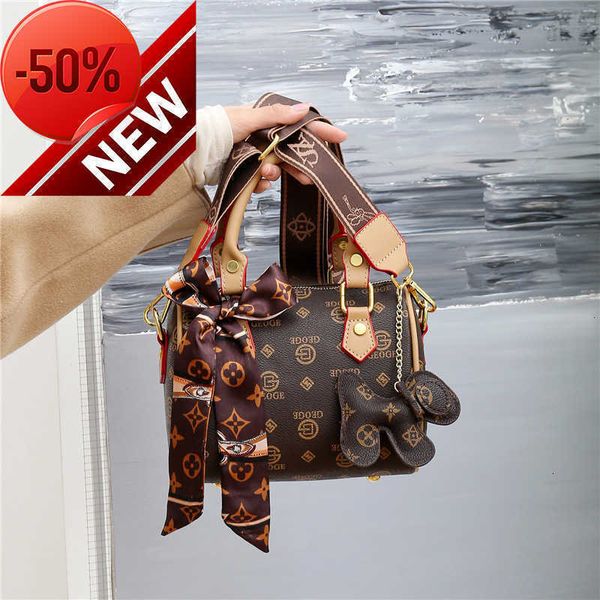 

store has 80% off wholesale net red printed pillow bag women's 2023 new fashion spring and summer high-capacity leisure one shoulder me