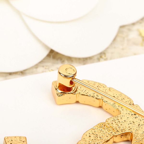 

2022 luxury quality fashion style charm brooch in 18k gold plated have box stamp ps4416a, Golden