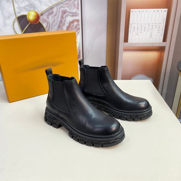 

2023 man luxurys designer martin boots desert boot winter mens boots platform fashion love arrow flamingos medal heavy duty soles -b152, Black