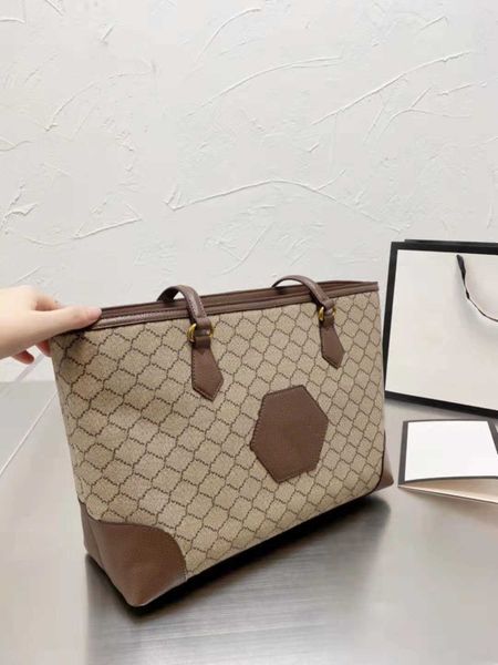 

designer designed shoulder bag. stylish and versatile. size 37cmx27cm