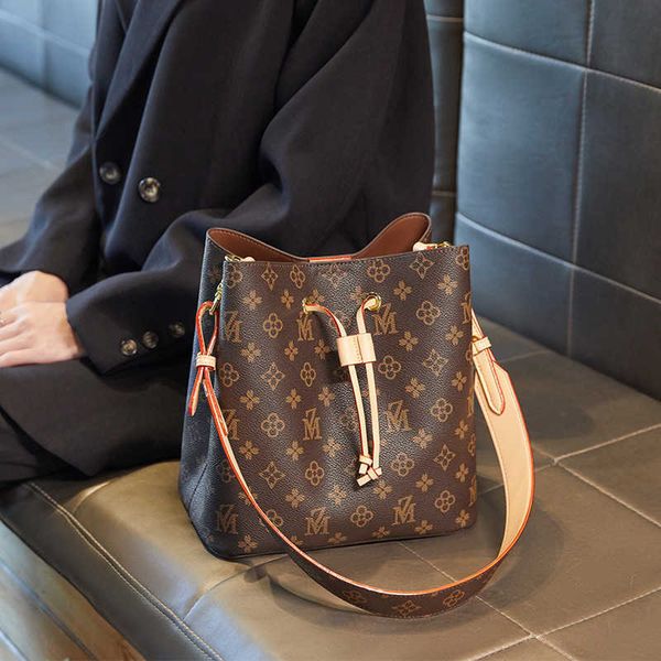 

stores wholesale design bags low prices 2023 new autumn women's simple bucket single shoulder messenger