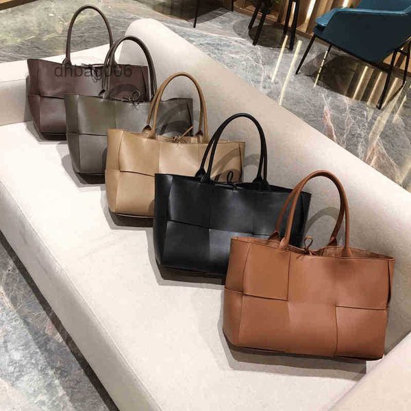 

bottegas bs venetas 2022 bag song designer hye kyo's leather woven hand tote single shoulder hand