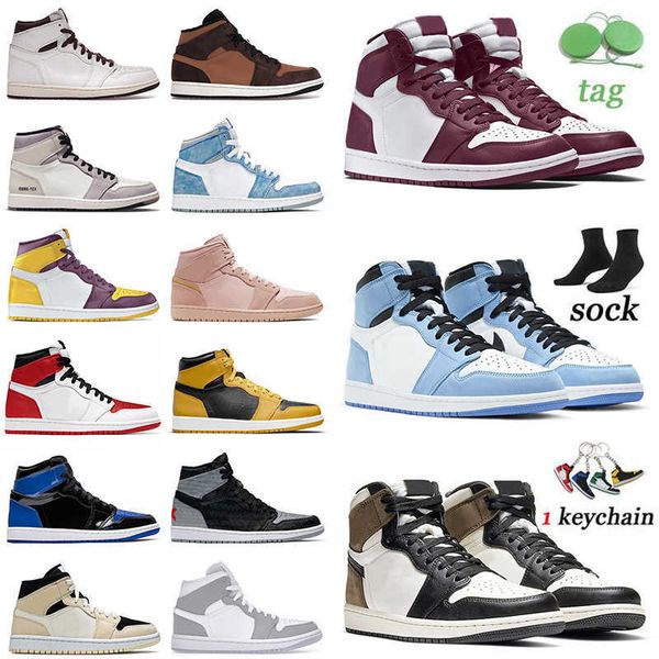 

2022 with socks jumpman 1 1s high og basketball shoes designer women men trainers 1s bred patent royal university blue dark mocha, Black