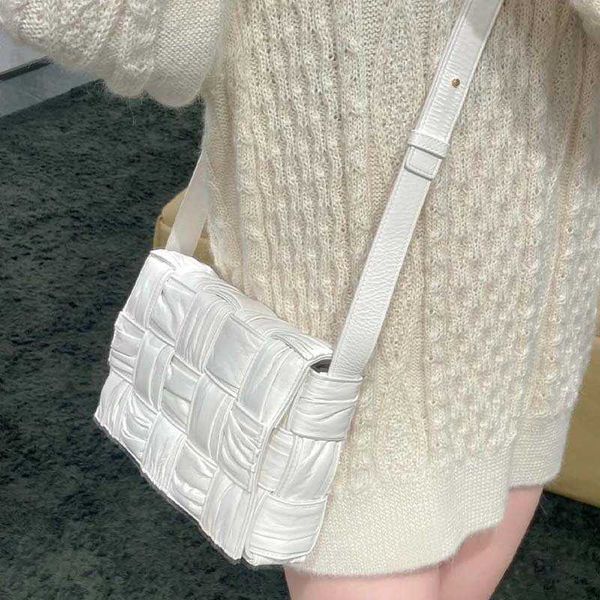 

venetas cowhide bag 2023 fashion designer casual bags bottegass cassettes pillow women's winter pleated one shoulder crossbody small ai