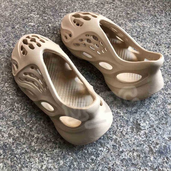 

kanyes foam rubber slippers slides 2022 yeesys kany sandals men women slipper desert sand resin bone earth brown triple black white mens be