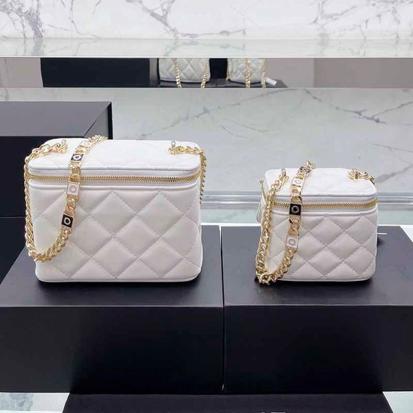 

2022 Delicate Lady Mini Zipper Vanity Cases With Letter co Chain French Women Designer Handbag Genuine Leather Diamond Pattern Cosmetic Bags Box Sacoche 18cm/12cm, Black