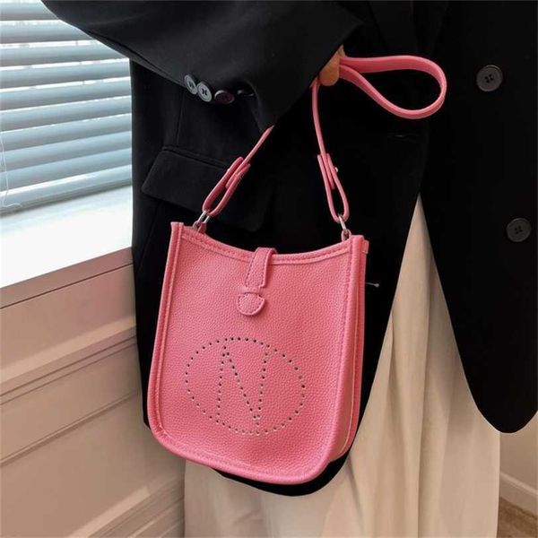 

designer evelyn bags spring and summer new fashion niche design letter hollow bucket bag lychee pattern womens one shoulder mess