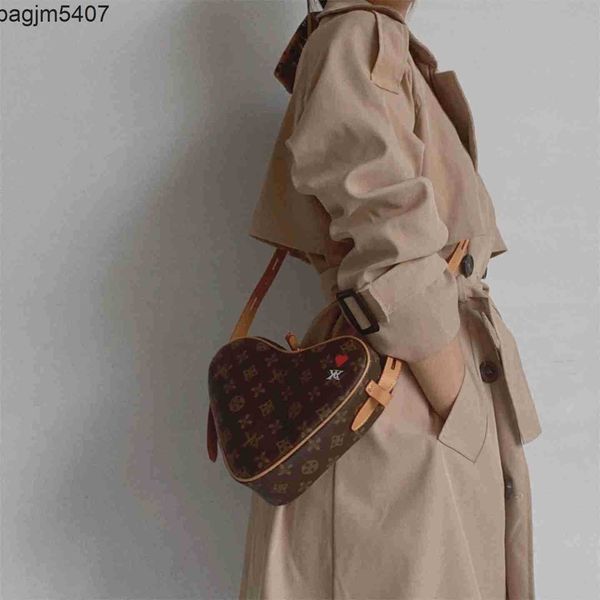 

tote bsg factory wholesale and retail old flower heart shaped bag 2023 new fashion cosmetic one shoulder msenger bag women's love lock