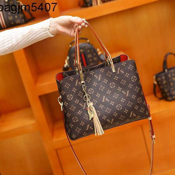 

tote bsg factory wholesale and retail hong kong leather bag 2023 new fashion high-capacity portable women's single shoulder msenger bag