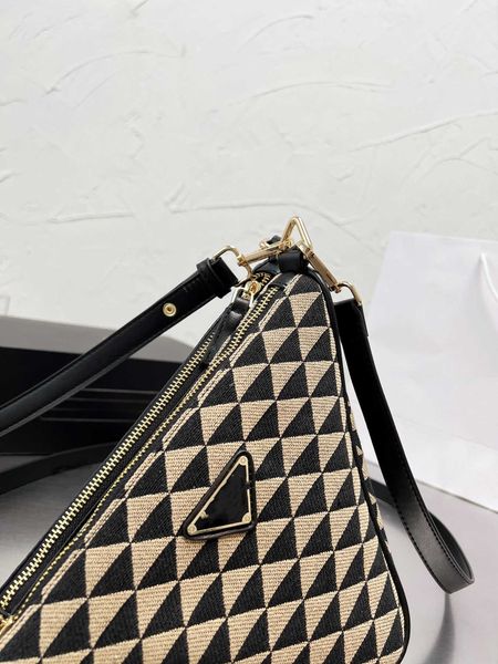 

2022 prads fall triangle bags luxury designer bags fashion versatile handbags crossbody shoulder zippers two-color stitching