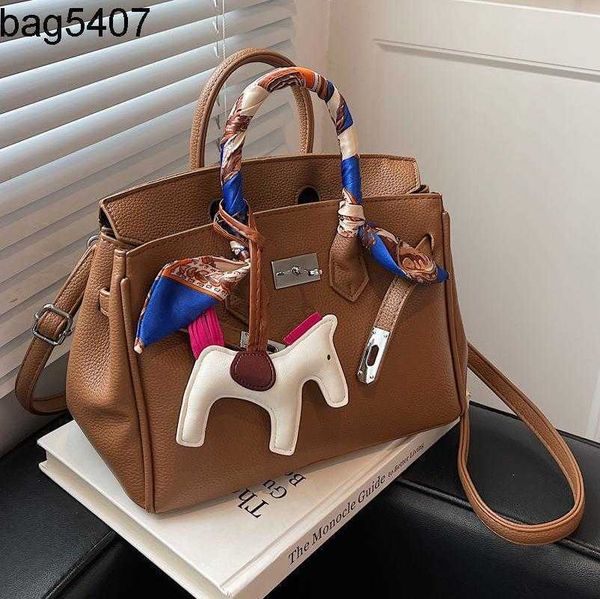 

design bag shop 80% wholesale and retail small with texture women's 2023 autumn new versatile ins msenger popular hand