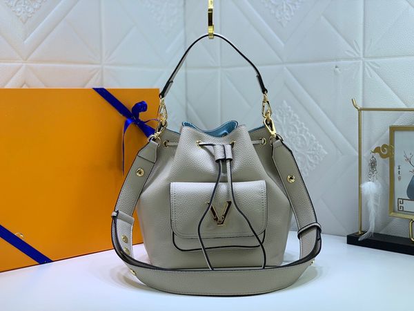 

totes drawstring lockme bucket bag grained leather collection m57687 womens luxurys designers cross body handbags purses crossbody