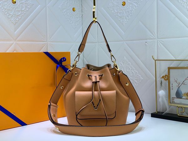 

designer bag tote bags shoulder lockme bucket handle grained leather 2023ss collection womens luxurys designers cross body handbags purses c