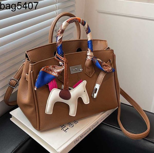 

design bag shop 80% wholesale and retail premium texture niche women's new fall 2023 versatile ins msenger popular hand