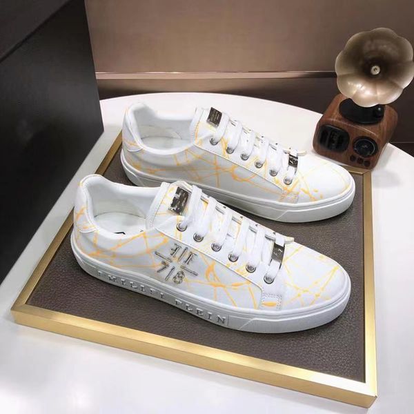 

2022 men casual shoes designer leather metal decoration mens fashion low to help leathers camouflage black white