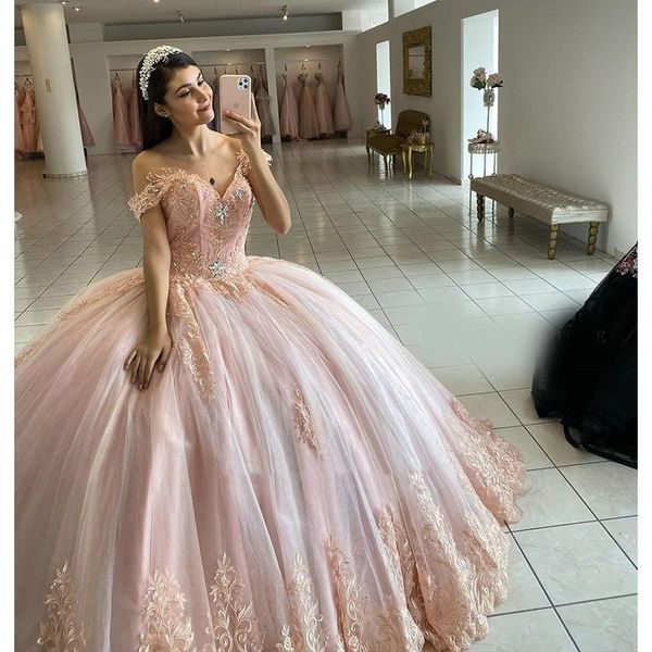

2023 light pink quinceanera dresses with lace applique beaded off the shoulder ball gown straps sweet 16 birthday party prom formal evening, Blue;red