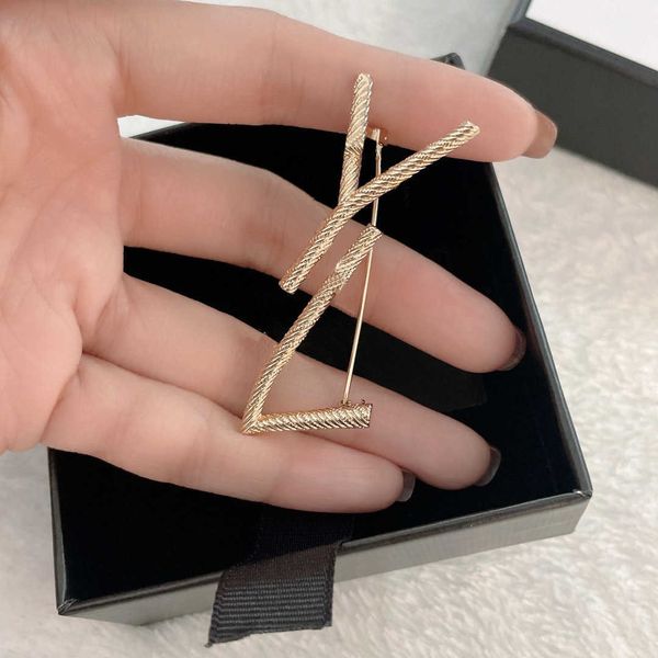 

stylish gold brooch luxury designer jewelry classic pin suit clothes letter shape jewellry broochs pins ornaments wedding, Gray