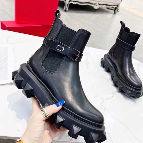 

new luxury designer women boots genuine leather thick bottom rivets boot platform autumn and winter shoes size 35-42 with box, Black