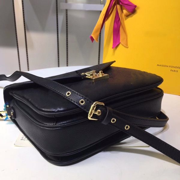 

leather causal messenger bags for women fashion stylish 2022 crossbody bag designer handbag backpacks tote wallet metal lock 5a shoulder bag