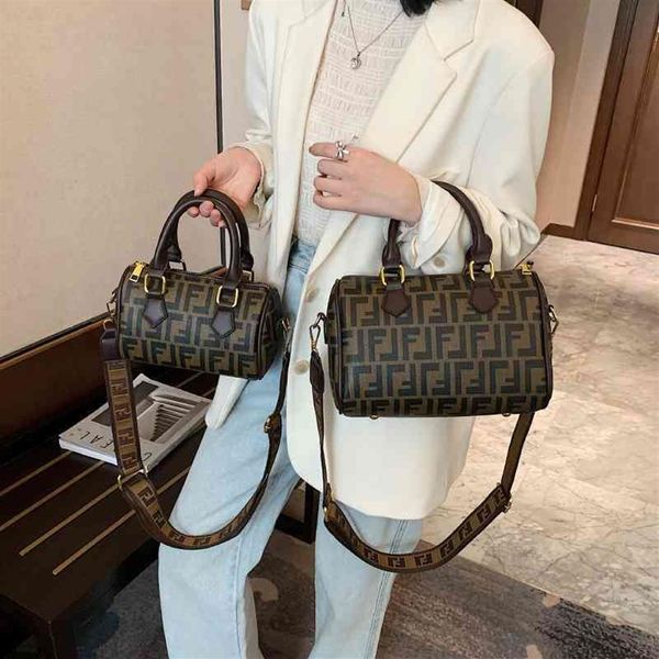 

2022 latest handbag factory store on bags for ladies trend printed women's diagonal straddle bags174q