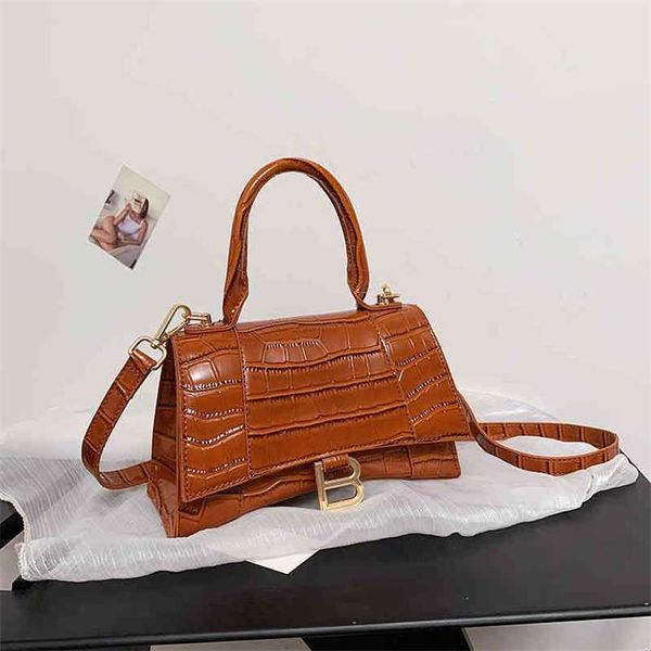 

10% off 2023 designer bag designer women's autumn and winter letter hourglass single diagonal cross portable solid stone pattern temper