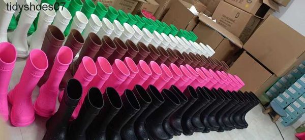 

2022 latest version paris family's round head thick bottom rain boots in spring and summer jennie's co branded rain boots for wome, Black