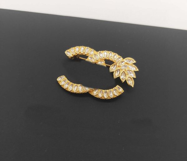 

2022 luxury quality charm brooch with sparkly diamond and leafs design in 18k gold plated have stamp box ps7305a, Golden