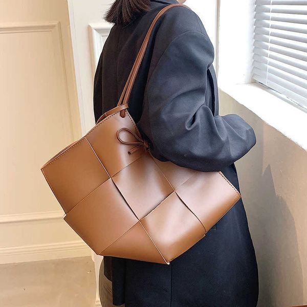 

bottess bag venetas fashion 2022 spring and summer new texture woven tide portable one shoulder women's mother tote underarm