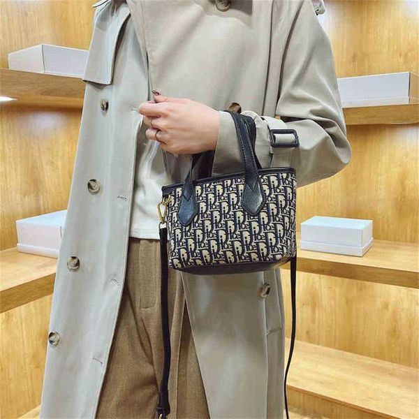 

70% off 2023 designer bag q5s6 letter embroidery women's vegetable basket hand mobile phone small and versatile one messenger