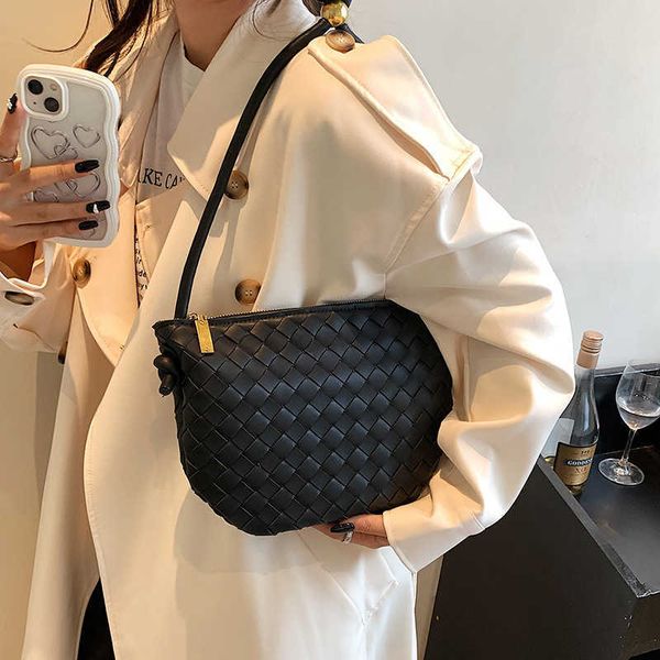 

bottess bags venetas fashion niche design women's 2022 new woven shoulder foreign saddle have logo